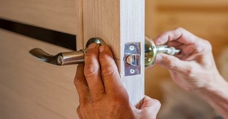 Установка и замена дверной ручки в Старом Осколе от 273 руб. – Мастер24, монтаж фурнитуры, недорого