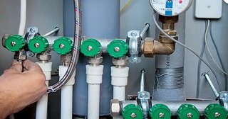 Установка водопроводного коллектора в Старом Осколе от Мастер24 — монтаж гребёнки, коллекторной группы, цена от 6576 руб